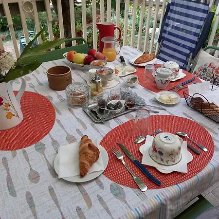 Le Tilleul A Fleurs Bed & Breakfast *